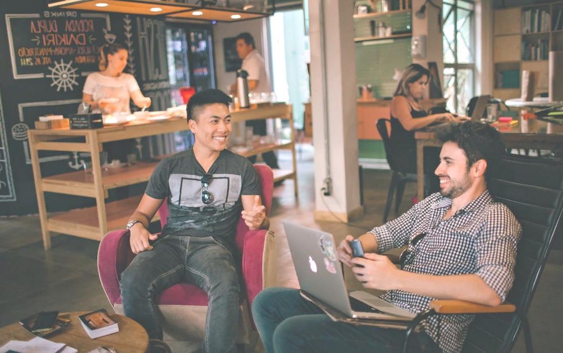 Vista de escritorio con materiales de estudio y computadora