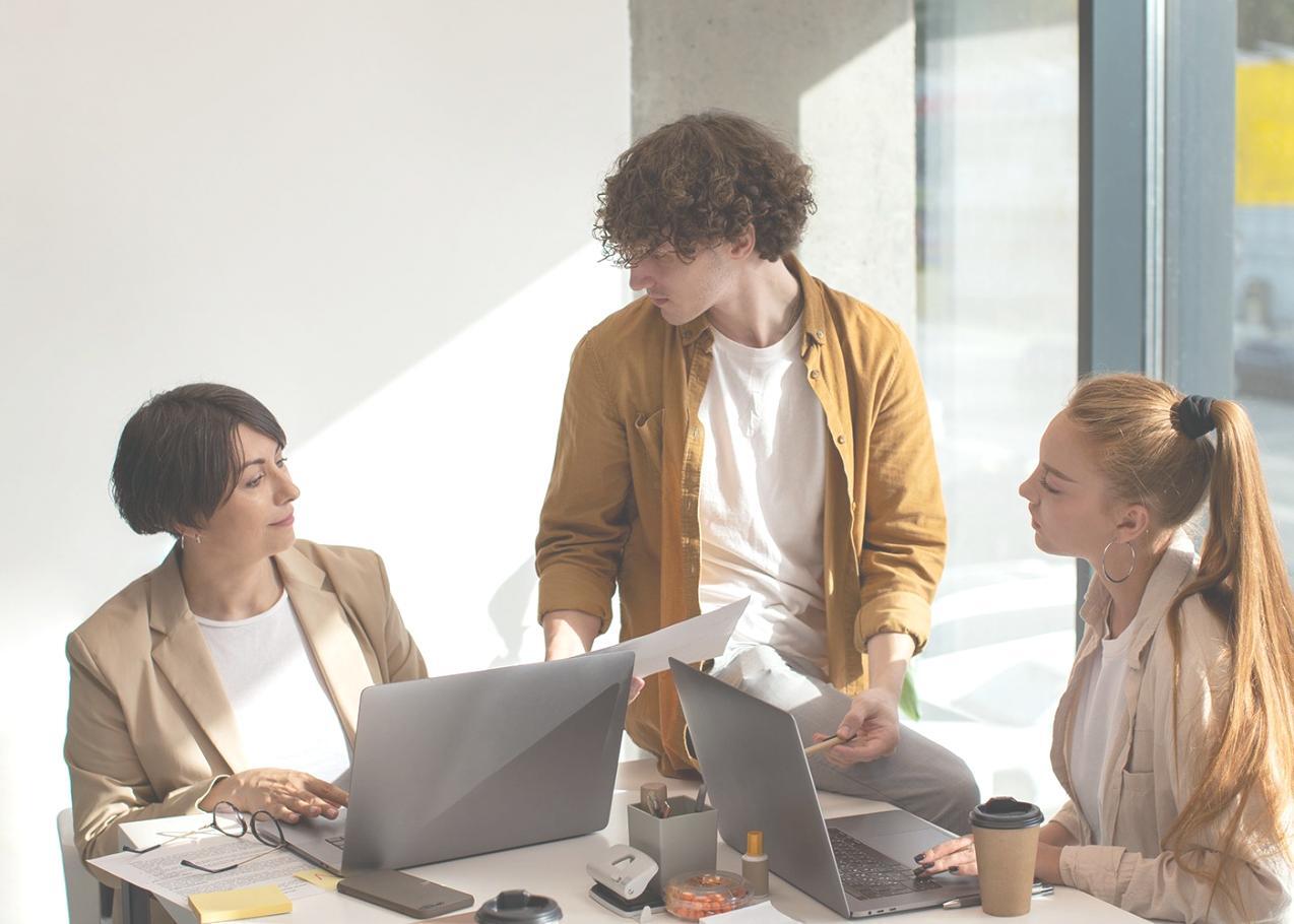 Estudiante completando módulo de curso financiero