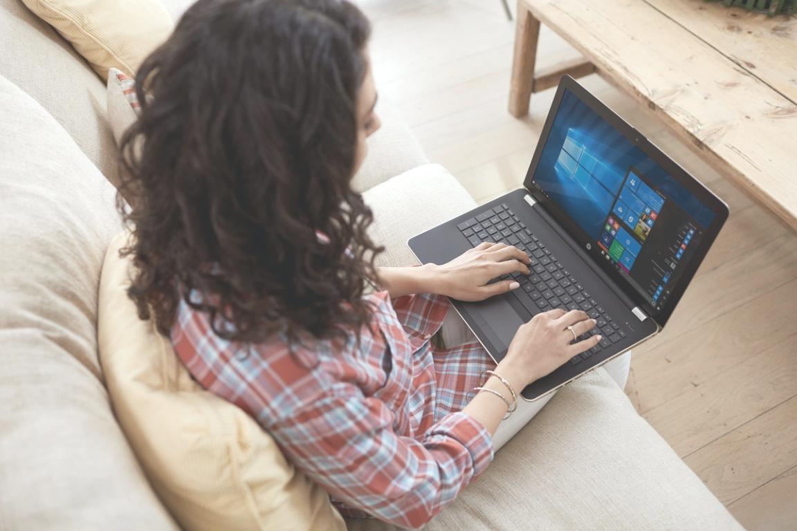 Estudiante revisando lección en video sobre fórmulas financieras
