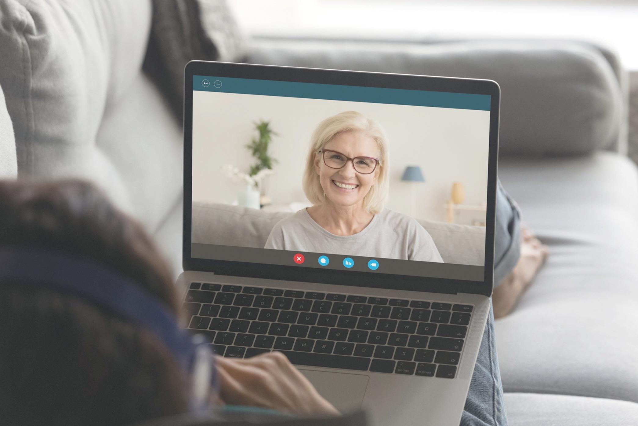 Estudiante trabajando en ejercicios de hojas de cálculo en laptop