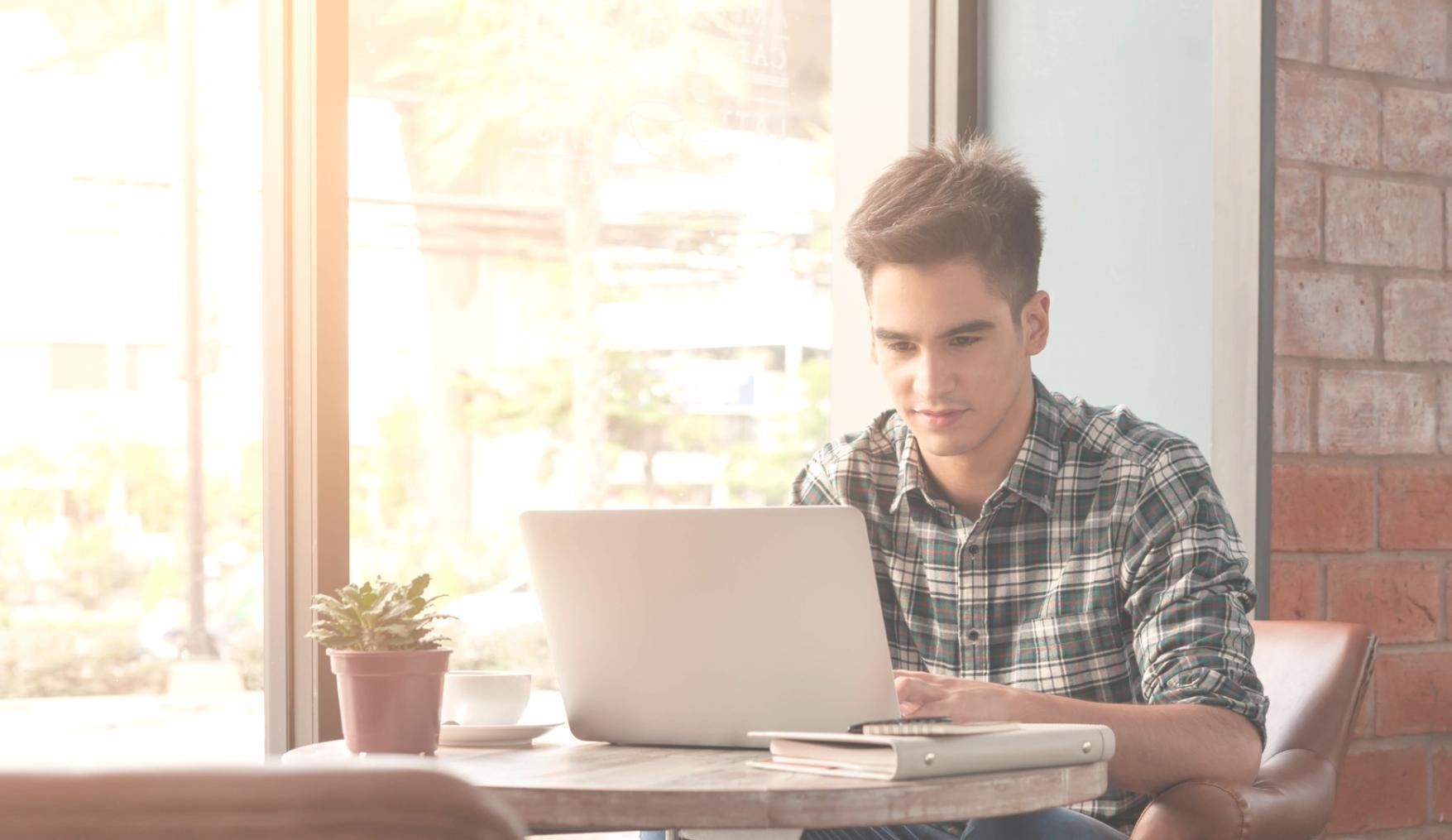 Persona revisando análisis financiero en tablet durante pausa de café