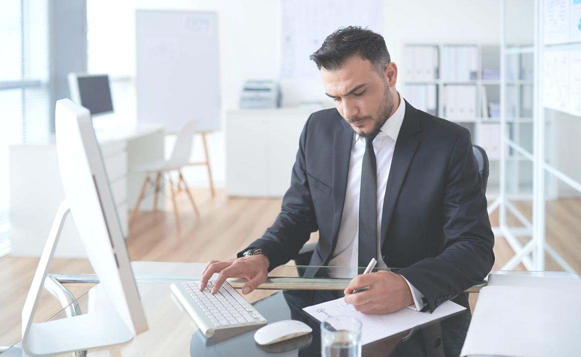 Espacio de trabajo moderno con herramientas de gestión financiera